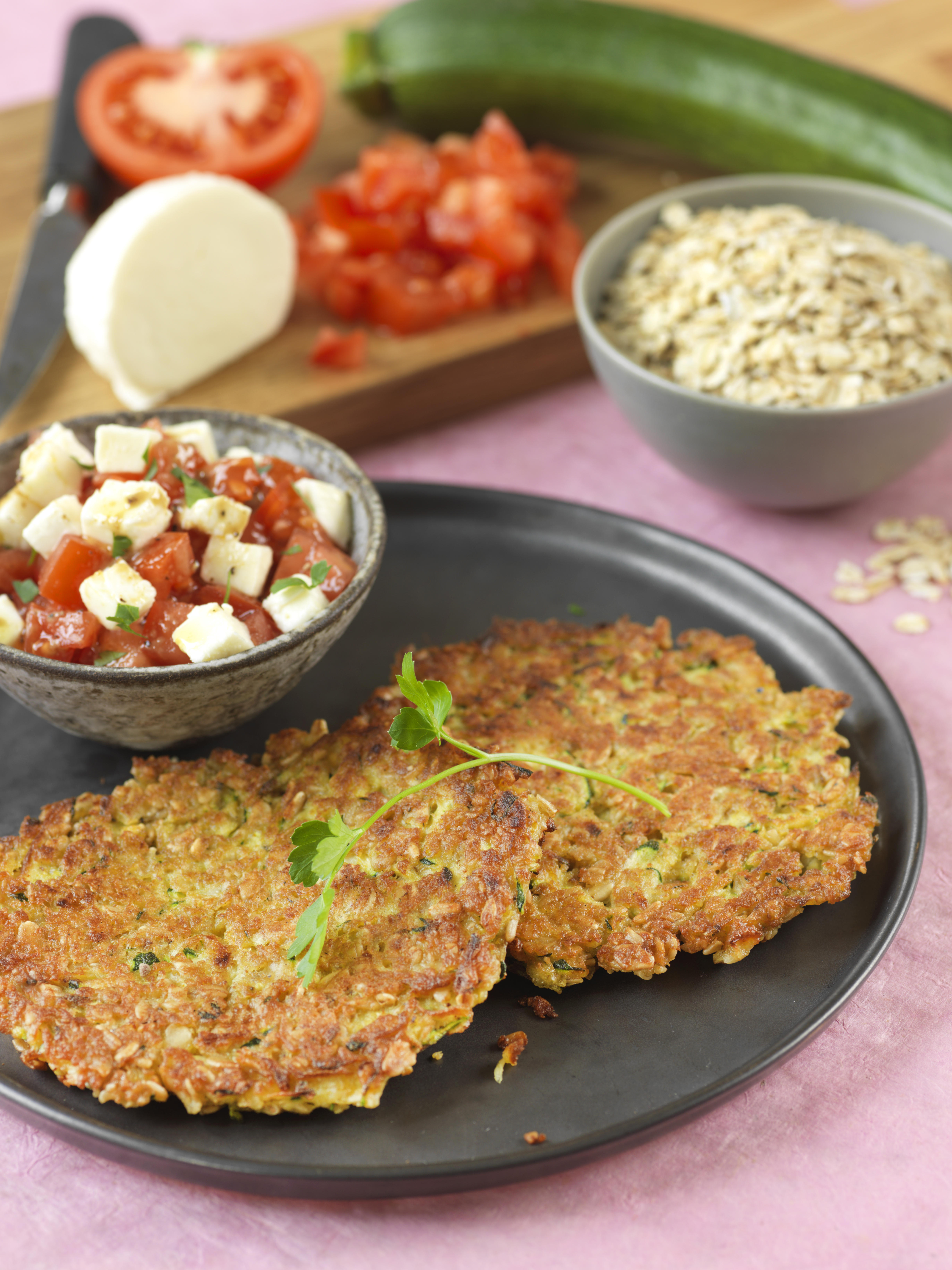 Prix engagé : Galettes flocons d’avoine et courgettes avec une salade de tomates (1,77 €/personne)  